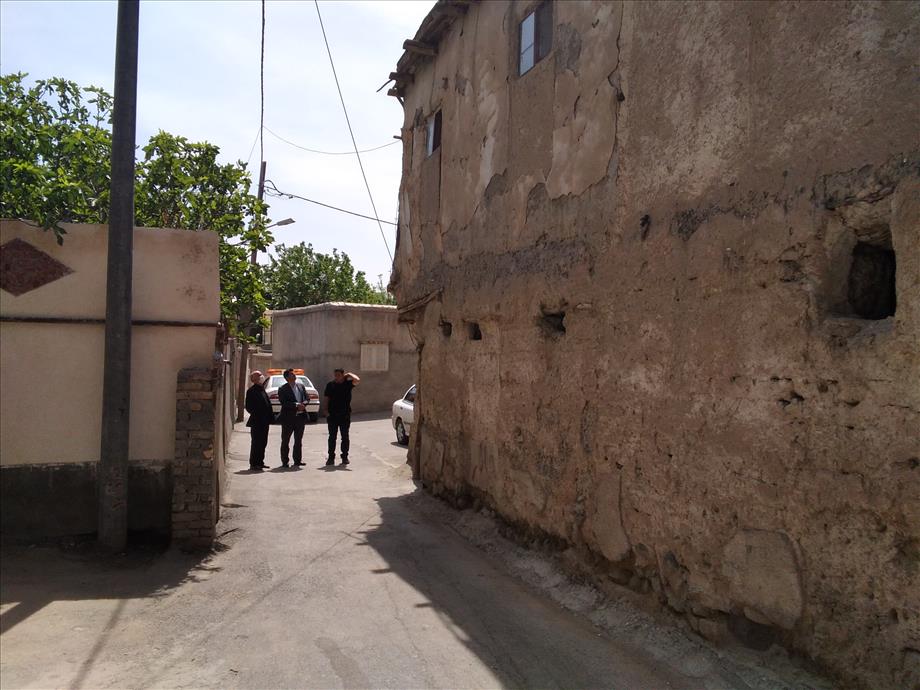 بازدید رئیس شورای اسلامی شهر از خانه فرسوده در محله پاچنار